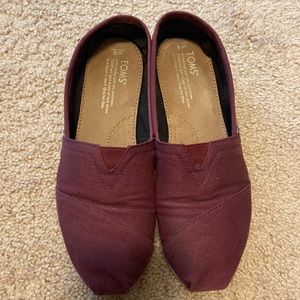 Maroon toms